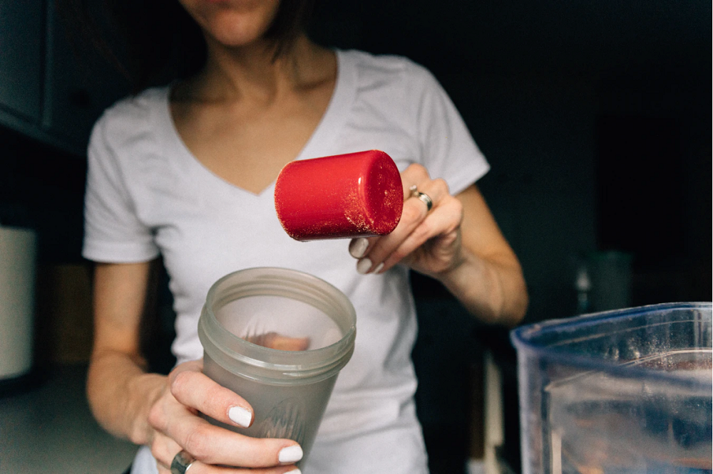 woman preparing coffee bean extract for dietary plan to get fit