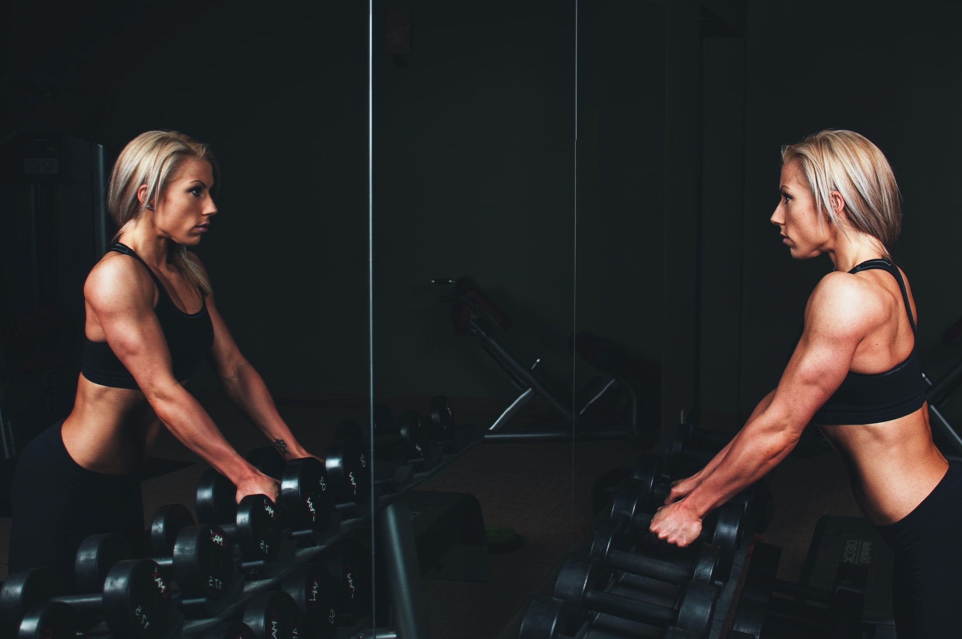 woman lifting free weights to build lean muscle