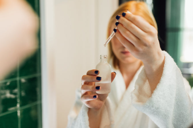 woman using niacinamide serum