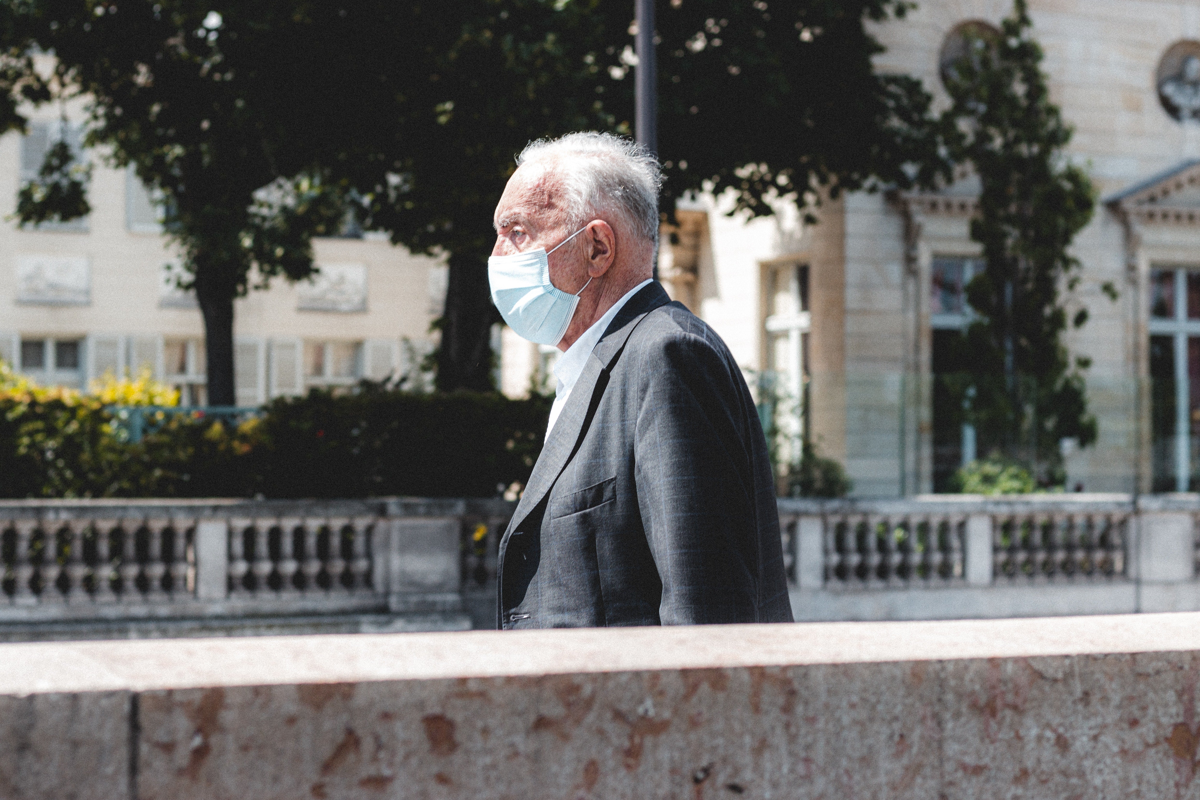 man wearing mask to avoid virus